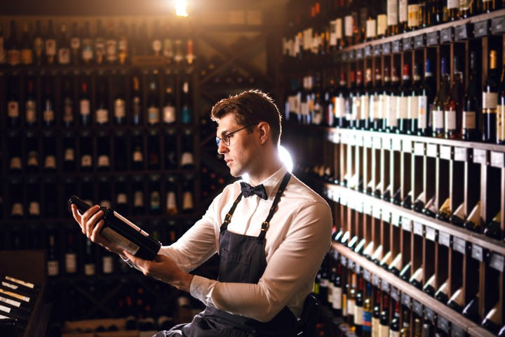 Comment agencer votre cave à vin avec du mobilier en bois massif ?