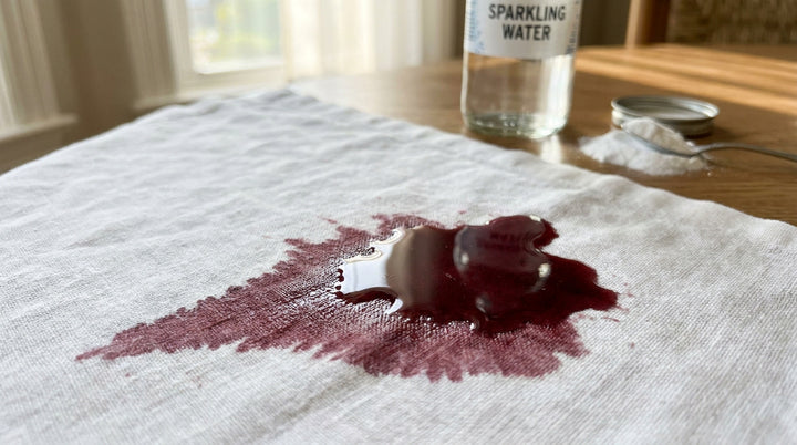 Tache de vin sur une nappe, un tapis ou un canapé : que faire
