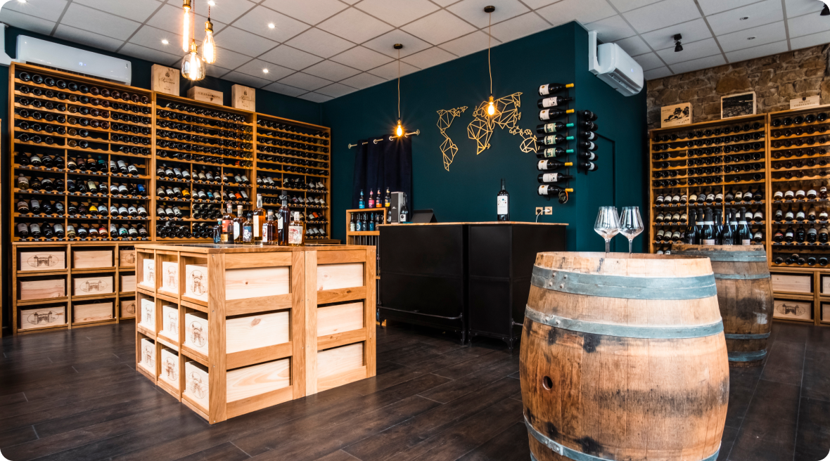Le Baroudeur du Vins vinbutik i Lyon klar til en privat smagning, tønder og glas