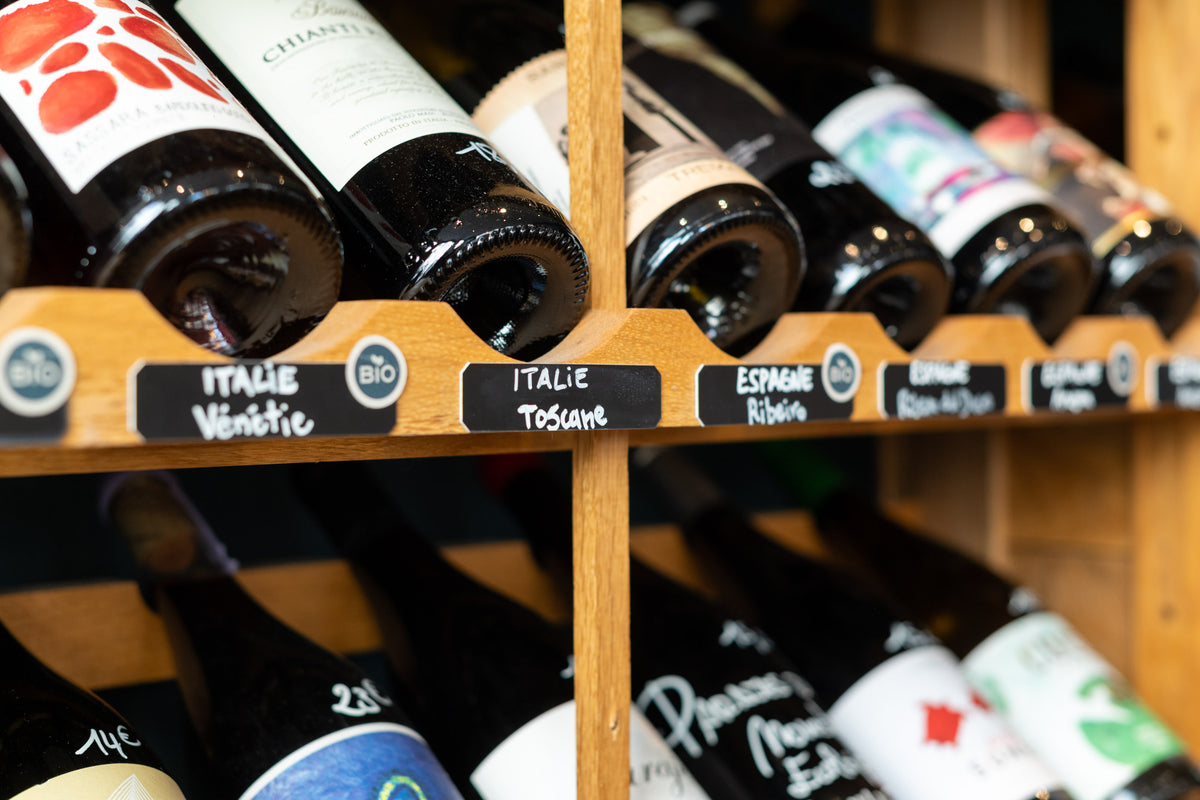 Vine i reol i Le Baroudeur du Vins vinbutik, skilte med Italien Veneto, Italien Toscana og Spanien Ribeiro