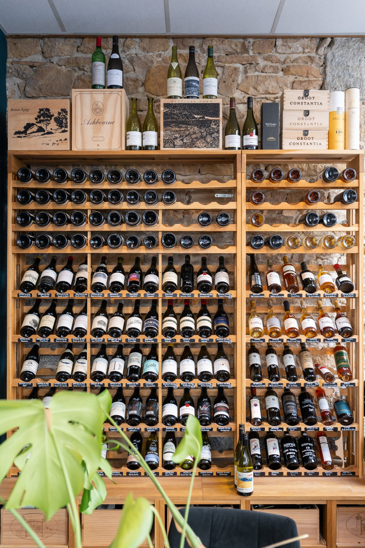 Væg med vinreoler i træ i vinbutikken Le Baroudeur du Vin, rue Ney i Lyon 6e